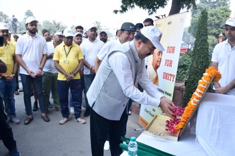 सरदार पटेल को पुष्पांजलि