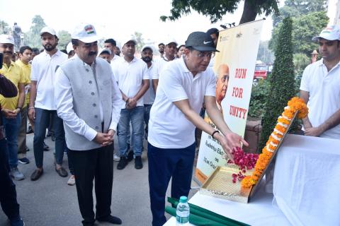 सरदार पटेल को पुष्पांजलि